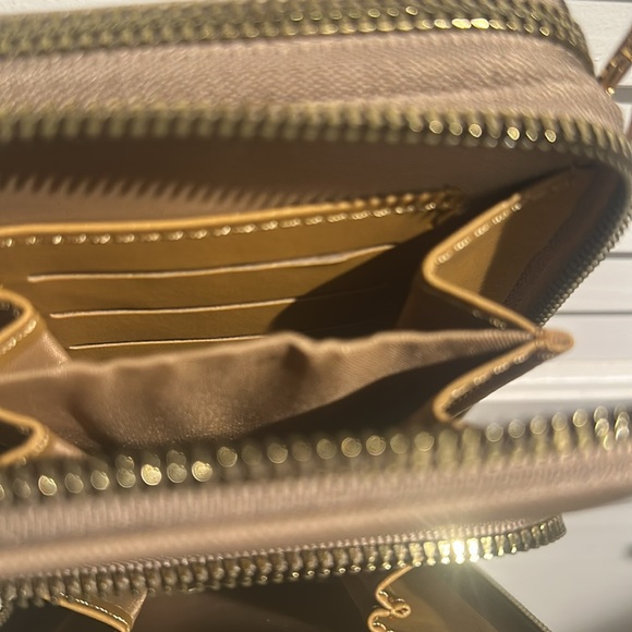 NWOT Beige three section crossbody bag with Creditcard compartments w/goldtone. - Picture 6 of 10
